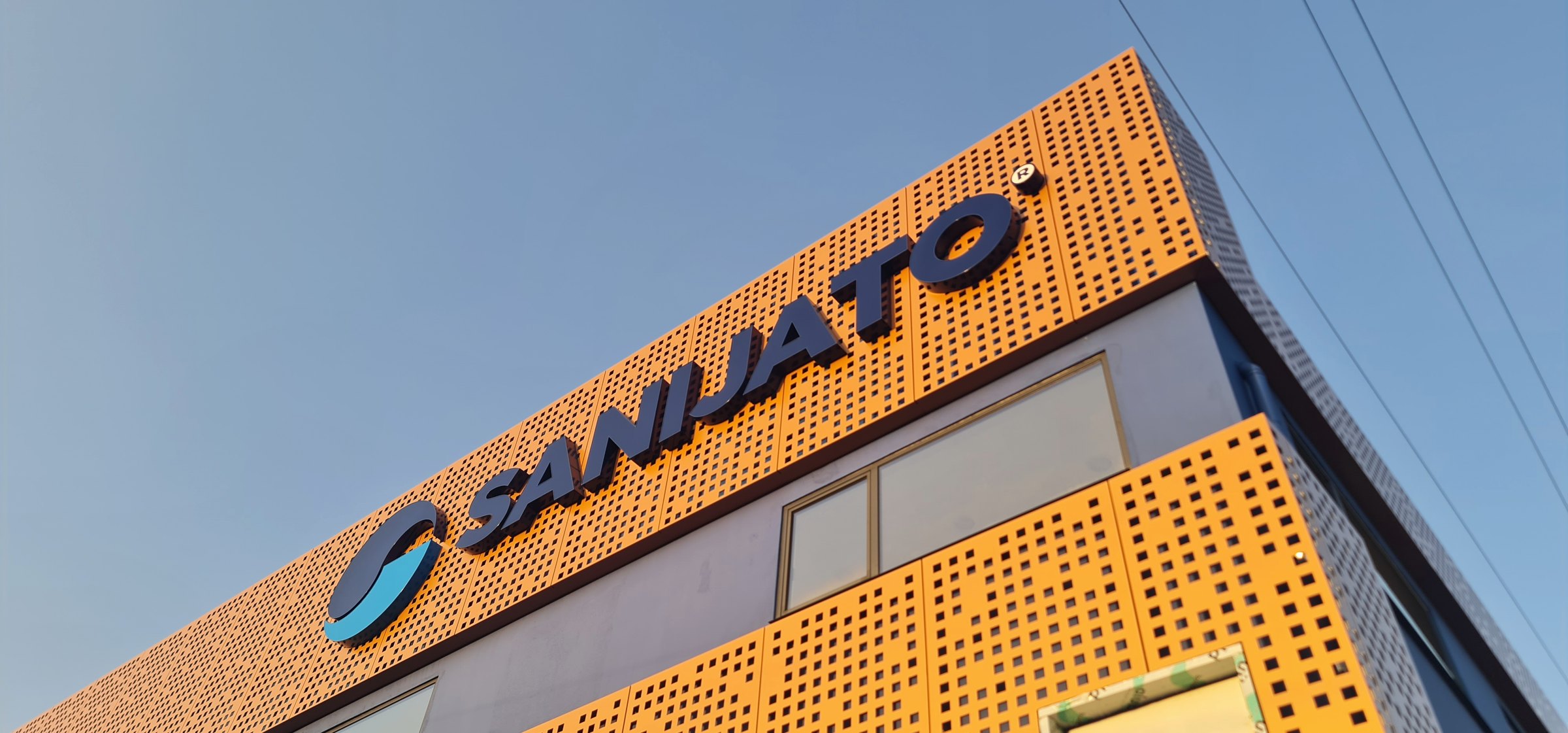 Nova sede da Sanijato — identidade integrada na fachada perfurada