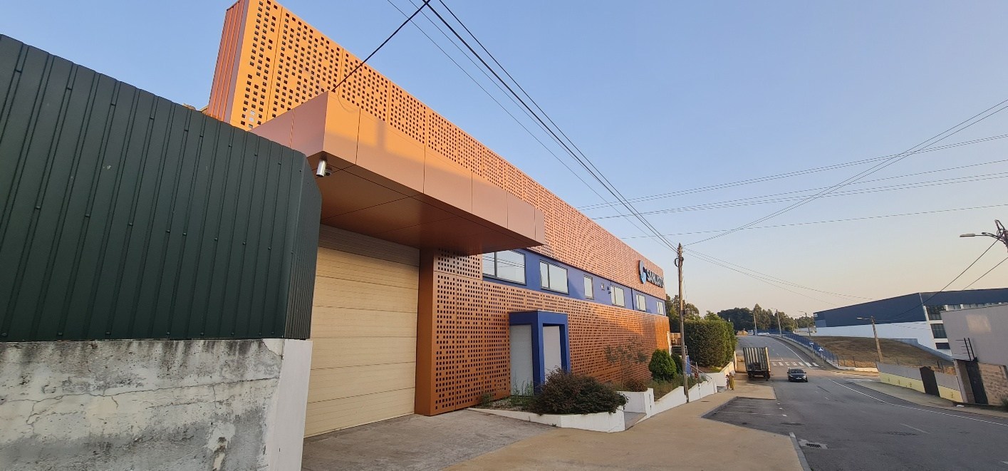 Nova sede da Sanijato — detalhe da fachada metálica perfurada